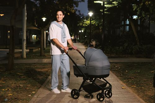 עגלת תינוק דגם סיאלו 2025-ריפוד שחור / ידית חומה / שלד שחור