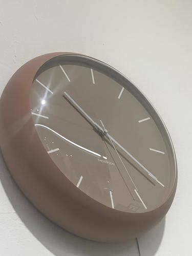 שעון קיר פרזנט עגול בגוון חום בהיר