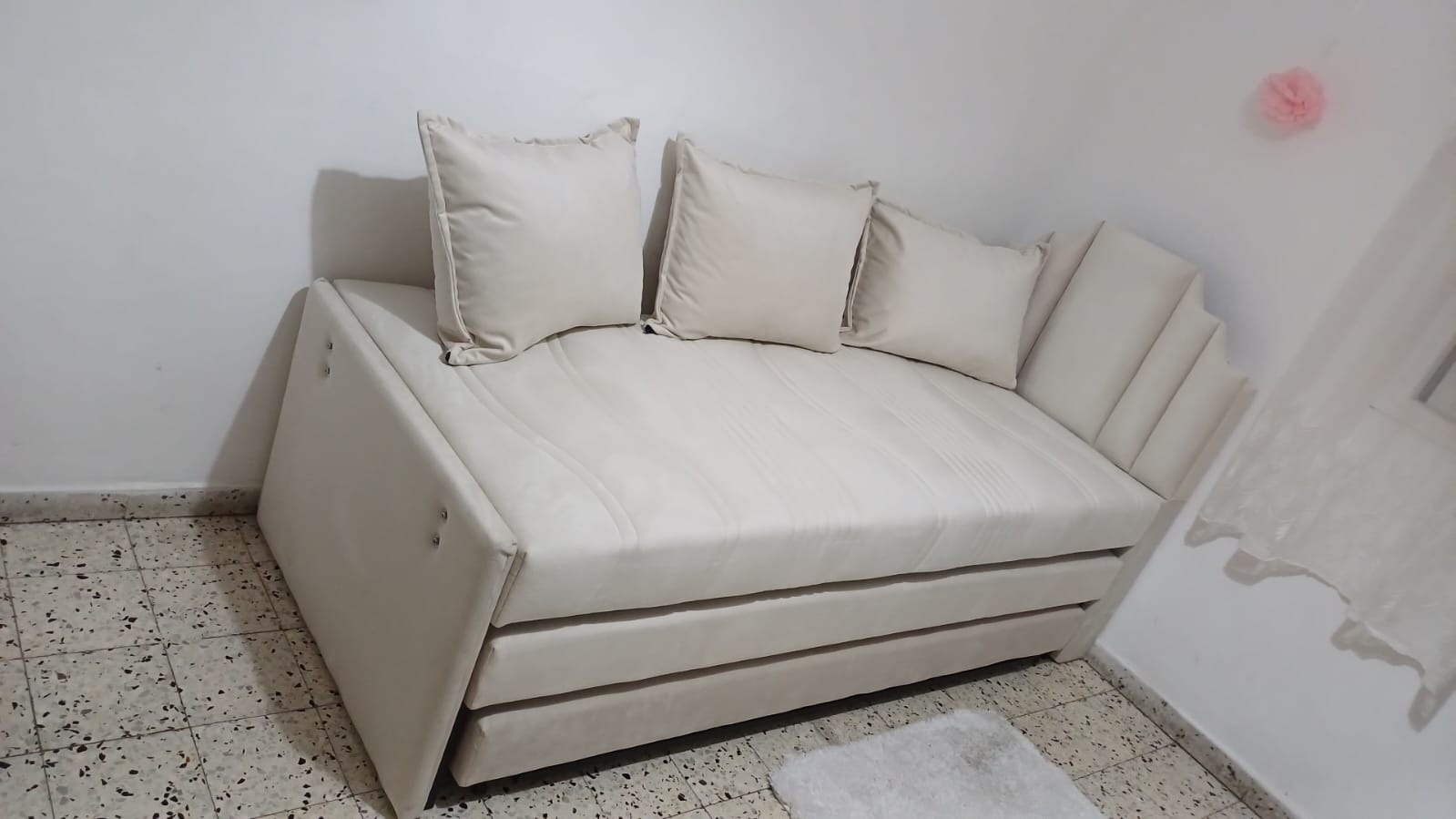 ספת אירוח משולשת נפתחת עם מיטת חבר דגן שלי – שילוב של נוחות ועיצוב מזרנים מובנים 
