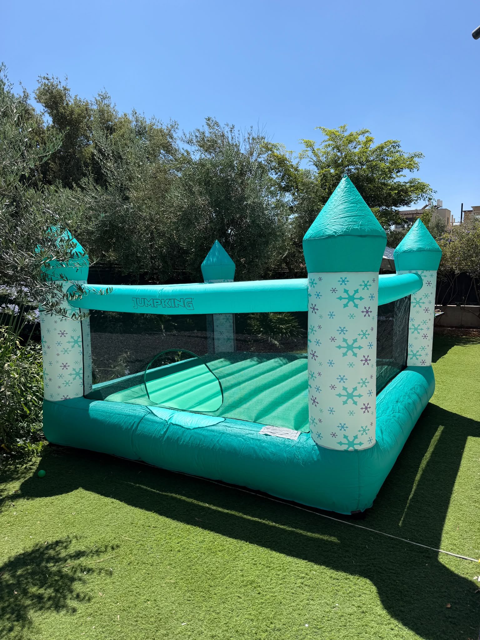 טרמפולינה מתנפחת 2.4\ 2.4מ