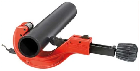 חותך צינורות פלסטיק ידני TC67PL – חיתוך קל ומהיר לצינורות 6-67 מ״מ