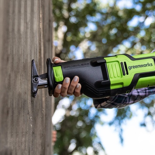 מסור חרב נטען GREENWORKS 24V Brushless דגם 99579-2 עם ידית צד וציפוי גומי ארגונומי