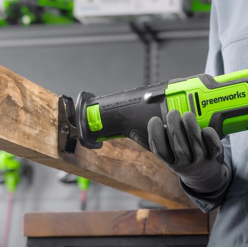 מסור חרב נטען GREENWORKS 24V Brushless דגם 99579-2 עם ידית צד וציפוי גומי ארגונומי