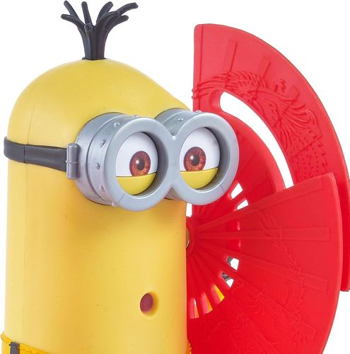 דמות של קוין עם ידיים מסתובבות מהסרט המיניונים: עלייתו של גרו