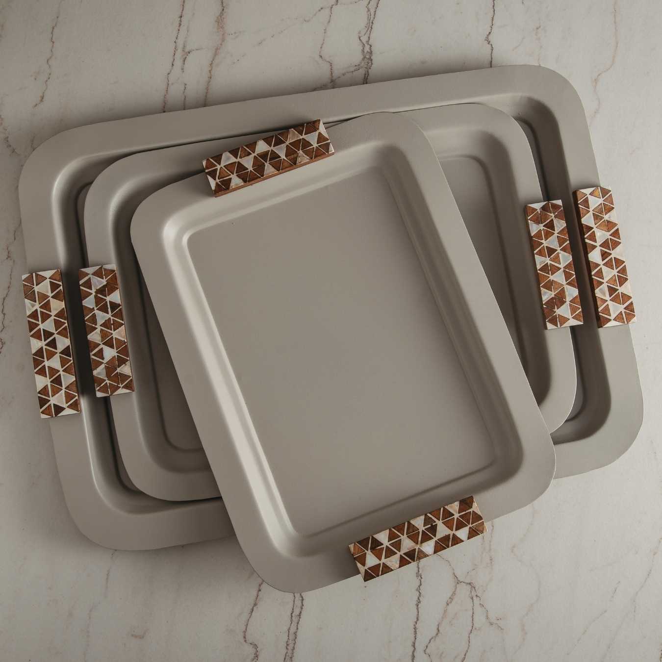 סט 3 מגשים מלבני מתכת עם ידיות עץ אפור