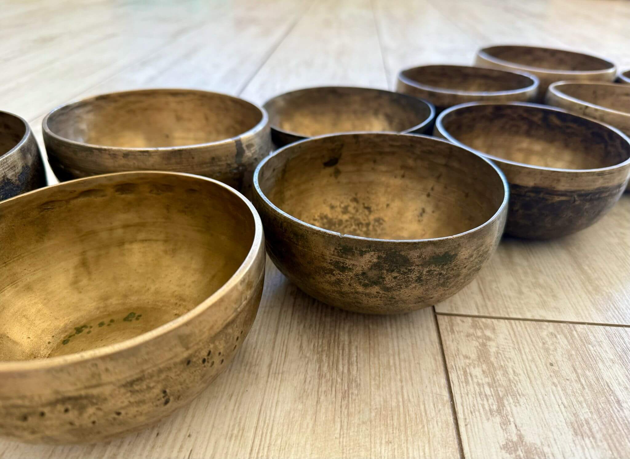 קערה טיבטית (קוטר 15 ס"מ, ריקוע בעבודת יד) - TIBETAN SINGING BOWL