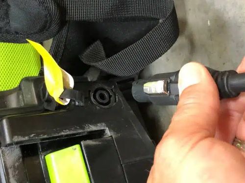 יחידת כח נישאת GREENWORKS 80V PRO דגם 99783 (גוף בלבד) עם תא סוללות כפול, כבל מתאם ומפוח במתנה