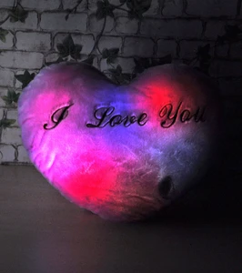 כרית בצורת לב מחליפה צבעים | I Love You