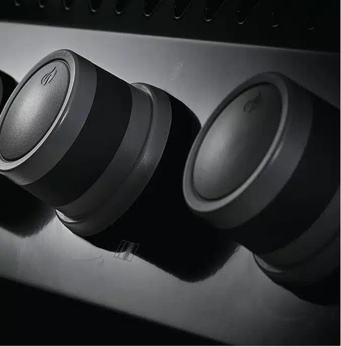 גריל גז נפוליאון ROGUE 425 IL שחור עם 3 מבערי נירוסטה, אמבטיית יציקת אלומיניום ורשתות ברזל יצוק עם ציפוי פורצלן בעיצוב גלי ייחודי