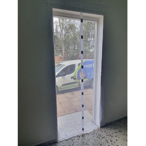 רשת מגנטית לדלת נגד יתושים וזבובים