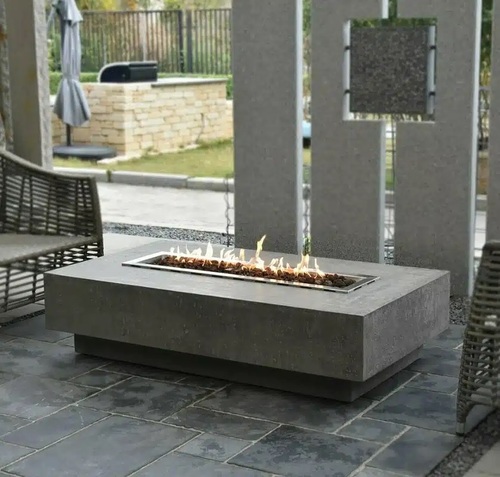 שולחן אש Hampton בעיצוב מלבני אלגנטי עשוי בטון יצוק, עם מבער נירוסטה 304 ארוך במיוחד, סלעי לבה דקורטיביים ומידות מרשימות של 142×81 ס