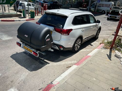 מנשא אופניים הכולל תא חפצים