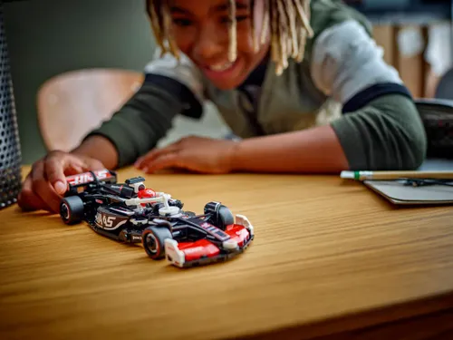לגו Speed Champions – מכונית מרוץ MoneyGram Haas F1® Team VF-24 LEGO