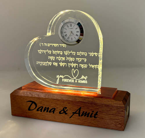 לב קריסטל מואר עם שעון וחריטה אישית – מתנה ייחודית ומרגשת