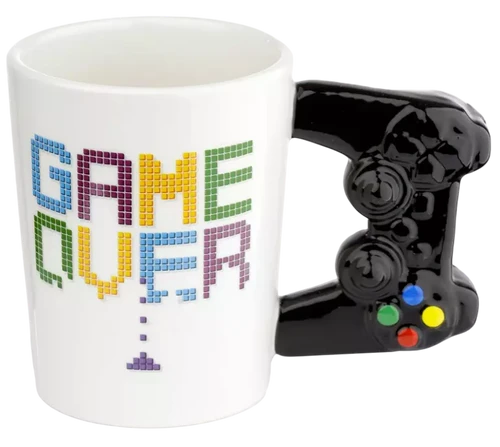 ספל שתייה עם ידית בעיצוב בקר משחק GAME OVER