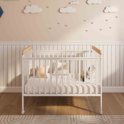 מיטת תינוק מעץ (תקן חדש) עם מעקה קדמי עולה/יורד דגם ורד - לבן/טבעי