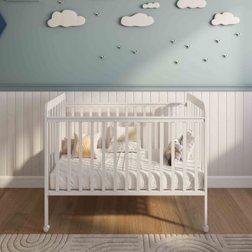 מיטת תינוק מעץ (תקן חדש) עם מעקה קדמי עולה/יורד דגם ורד - לבן