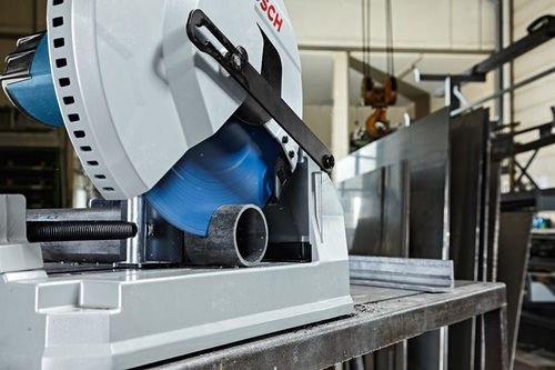 מסור נייח למתכת Bosch GCD 12 JL Professional עם הספק 2000W, להב 305 מ