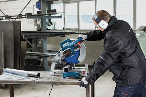 מסור נייח למתכת Bosch GCD 12 JL Professional עם הספק 2000W, להב 305 מ