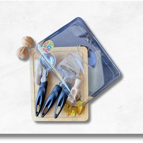 מארז שי לחג הכולל: קופסאת עץ עם מכסה שקוף לגבינות, פורס גבינה, סכין חמאה, כף גלידה פטנט ו 2 כפות תבלינים