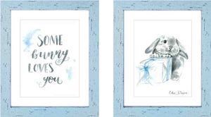 זוג תמונות מעוצבות לחדר תינוק / ילדים בגודל 30/40 ס"מ , מסגרת תכלת - ארנב ומתנה "Some bunny loves you"