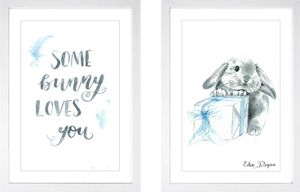 זוג תמונות מעוצבות לחדר תינוק / ילדים בגודל A4, מסגרת לבנה - ארנב ומתנה "Some bunny loves you"