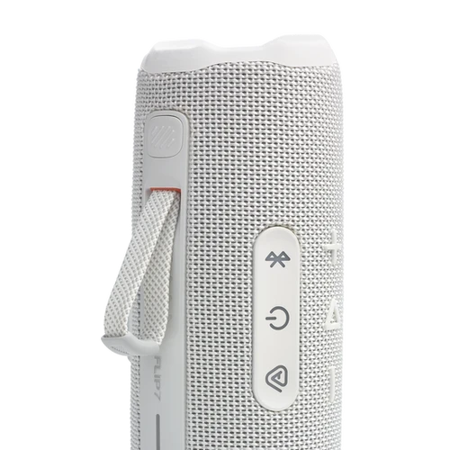 JBL Flip 7 לבן בזמן טעינה עם כבל USB-C