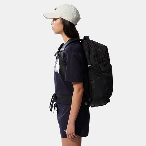 תיק SURGE BACKPACK מבית the north face שחור/בז