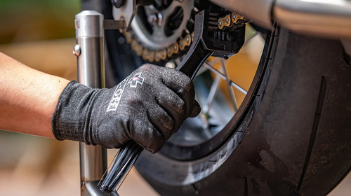 מברשת לניקוי השרשרת מאק אוף - MUC-OFF MOTORCYCLE CHAIN BRUSH