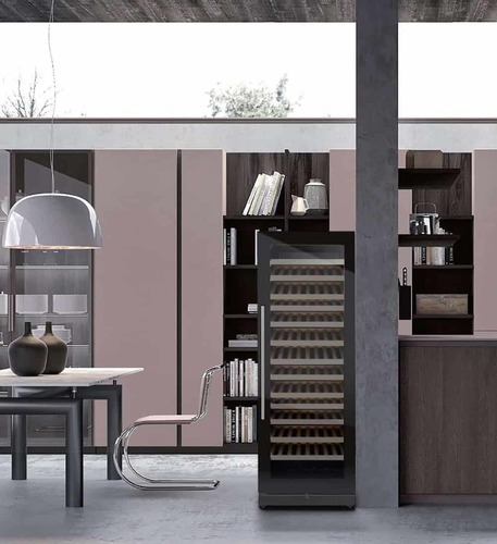 מקרר יין 154 בקבוקים אינטגרלי, שני אזורי קירור, עם מדחס ומדפי עץ. דגם VI180D.