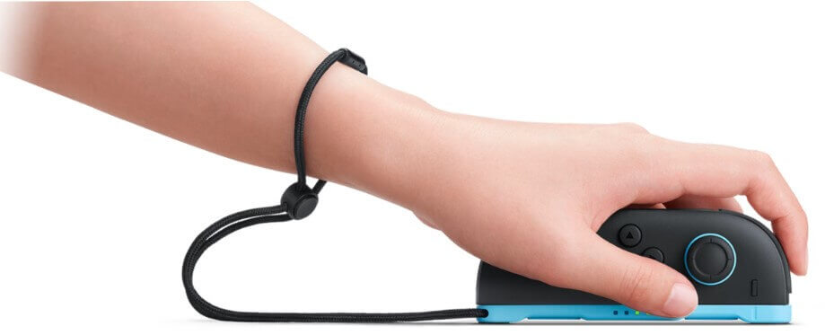 שלט Joy-Con 2 &ndash; שליטה חדשנית, שתוכלו לשלוט במשחק בדיוק של עכבר. בתמונה בן אדם מחזיק שלט שמאלי כחול עם רצועה על היד