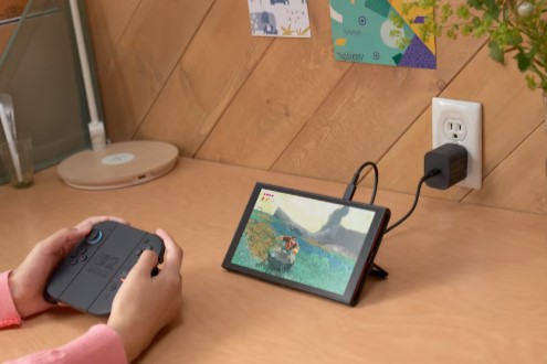 נינטנדו סוויצ' 2 מגיע עם יציאת USB-C עליונה נוספת. לטעון את הנינטנדו תוך כדי משחק.