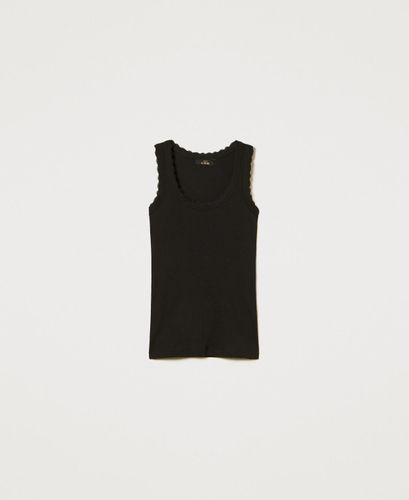 Fitted ribbed top with lace