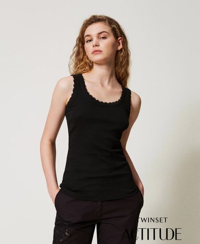 Fitted ribbed top with lace