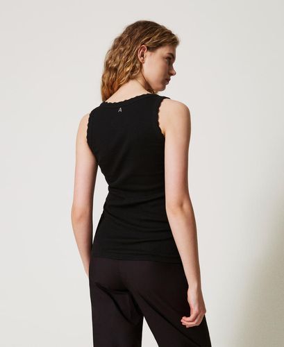 Fitted ribbed top with lace