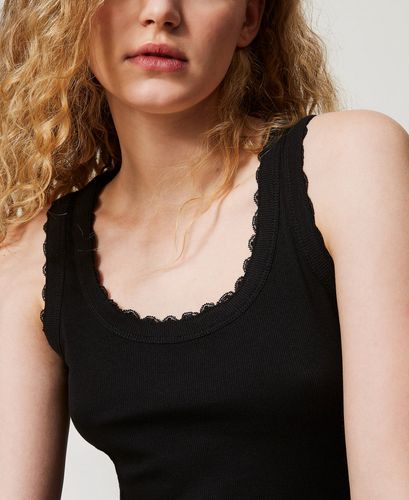 Fitted ribbed top with lace