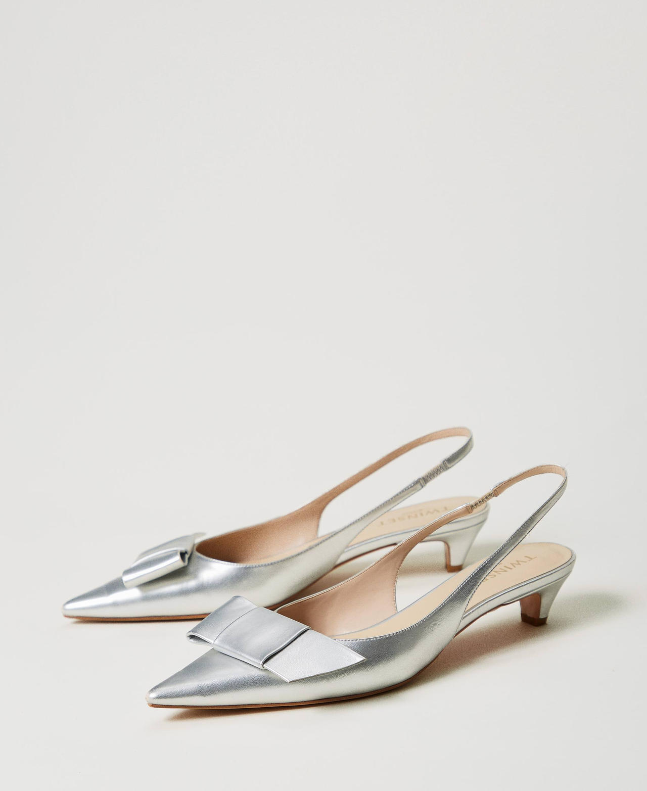 Sling back court shoes with bow Silver