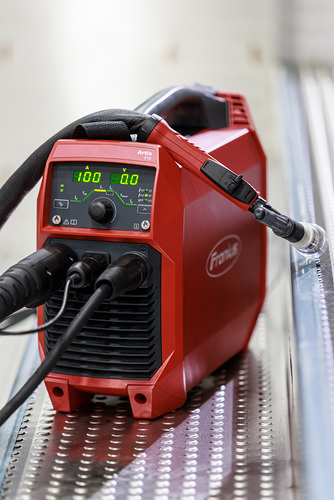 שימוש ברתכת אלקטרונית מקצועית Artis 210 DC FRONIUS