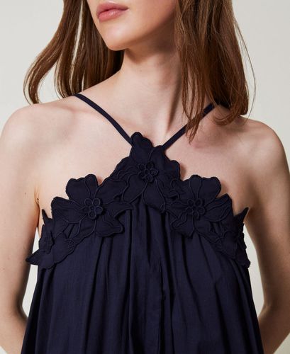 Short muslin dress with embroidered flowers