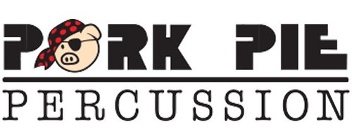 כסא תופים בעבודת יד בצבע שחור עם ריפוד קטיפה גלי מבית PORK PIE PERCUSSION