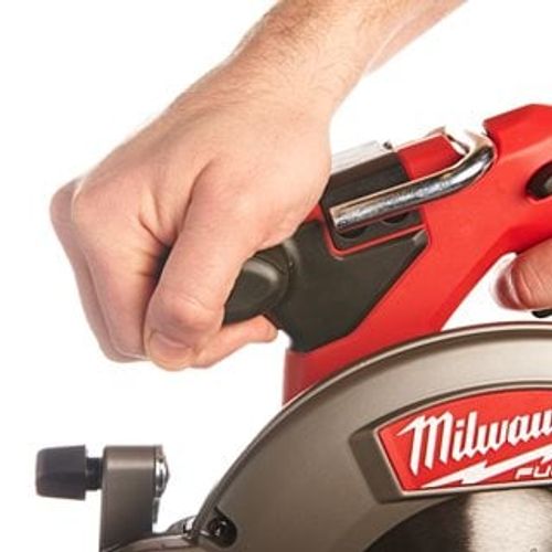 מסור עגול נטען MILWAUKEE M18 CCS55 | לחיתוך מדויק ועוצמתי | אטלס טולס