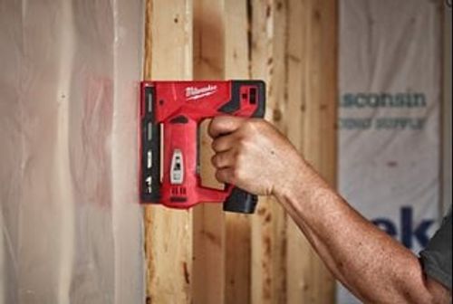 אקדח סיכות נטען MILWAUKEE M12 BST | ביצועים מקצועיים | אטלס טולס