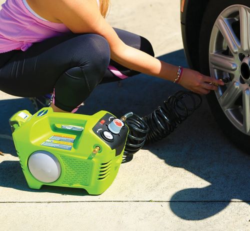 מדחס אוויר נטען GREENWORKS 24V דגם 99578 עם מיכל 2 ליטר, לחץ 8 בר, ספיקת 40 ליטר/דקה וערכת אביזרים מלאה לניפוח וניקוי