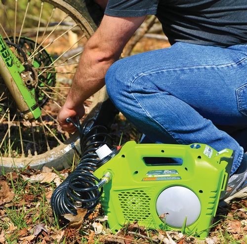 מדחס אוויר נטען GREENWORKS 24V דגם 99578 עם מיכל 2 ליטר, לחץ 8 בר, ספיקת 40 ליטר/דקה וערכת אביזרים מלאה לניפוח וניקוי