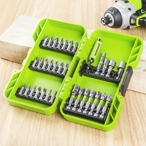 קיט 40 ביטים ומקדחים GREENWORKS דגם 99496 מפלדת סגסוגת חזקה במזוודת פלסטיק קשיחה עם תאים מסודרים, תואם לכל סוגי המברגות והמקדחות