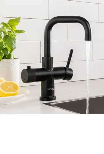 פיה של בר מים תת כיורי תמי 4 tami4tap בגימור נקי ומינימליסטי.