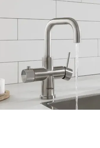 בר מים תת כיורי תמי 4 tami4tap מותקן מתחת לכיור, משאיר את השיש פנוי ומספק מים קרים וחמים.