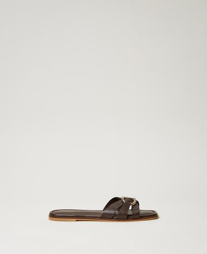 Leather slides with Oval T Chocolate Lab