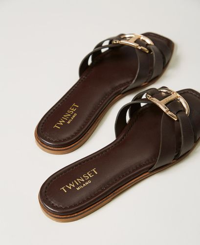 Leather slides with Oval T Chocolate Lab