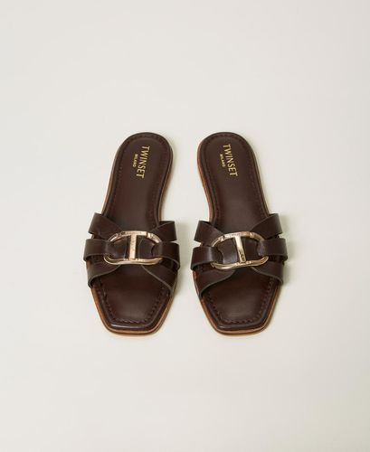 Leather slides with Oval T Chocolate Lab
